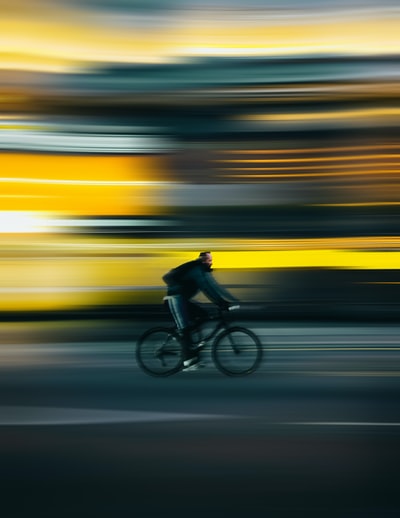 人在路上白天骑自行车
